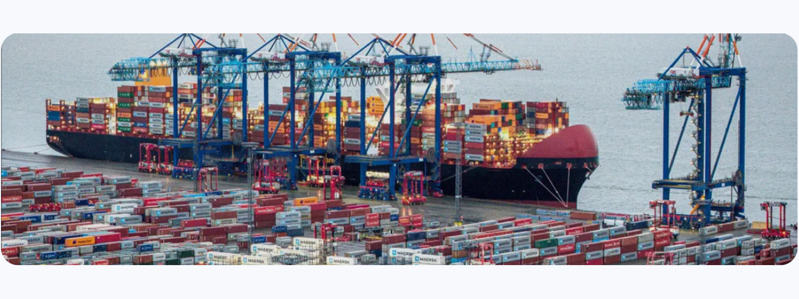 Containerschiffe am Hafen